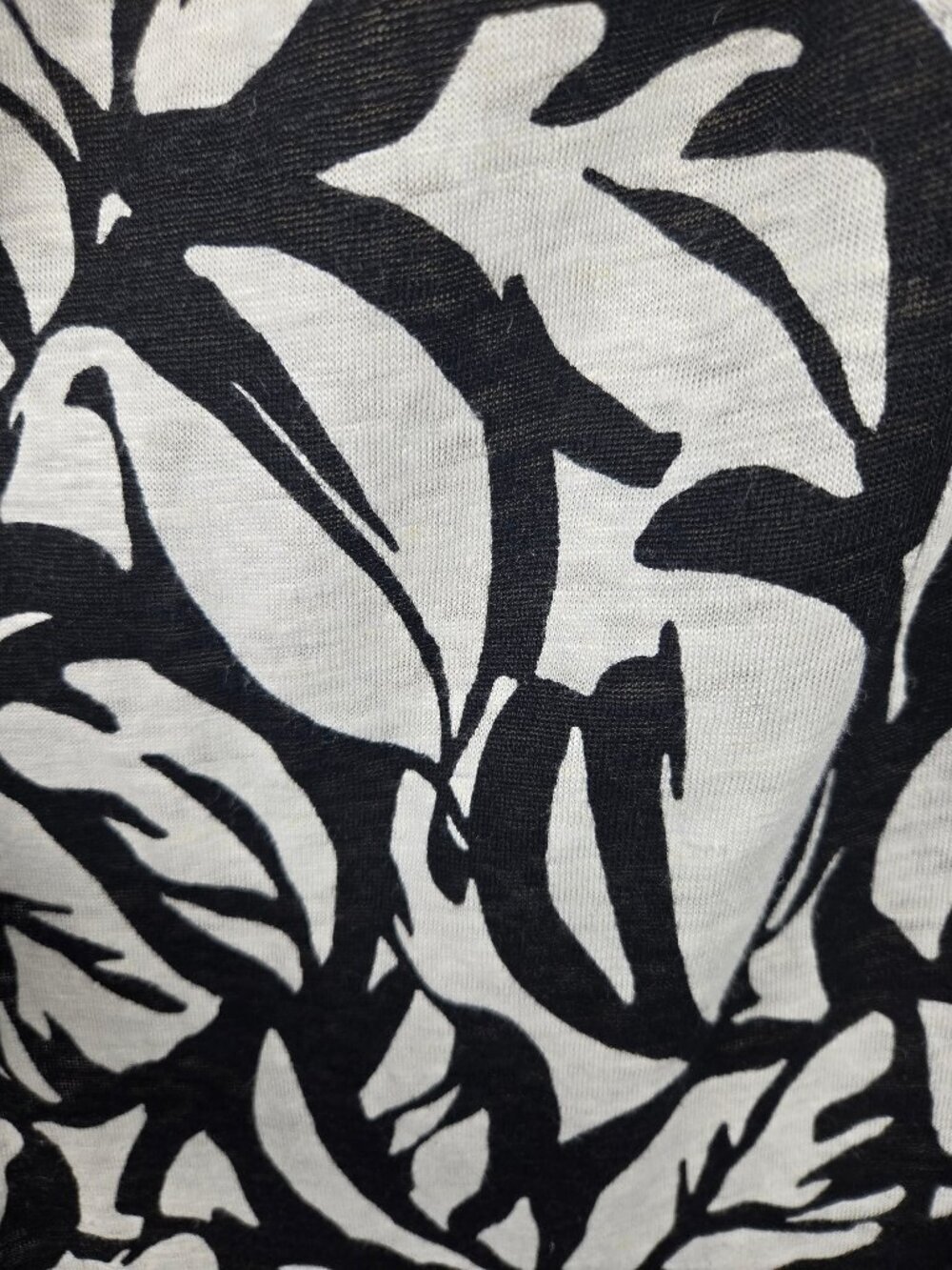 Chico's Size 1 (US Medium) Black White Blouse Leaf Print 100% Linen Elastic Neck - Picture 8 of 12